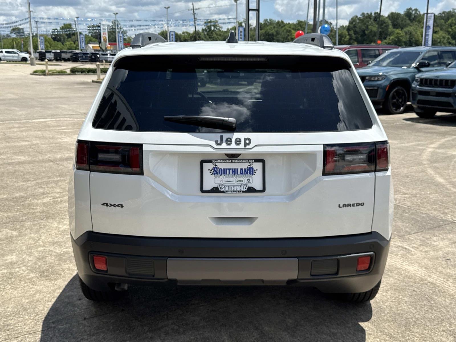 New 2026 Bright White Clear-Coat Exterior Paint Jeep Laredo image 5