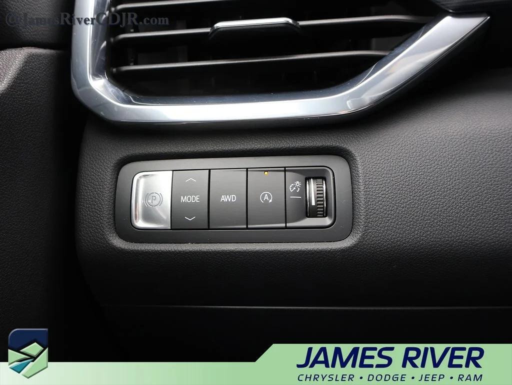 Used 2026 White GMC Elevation image 32