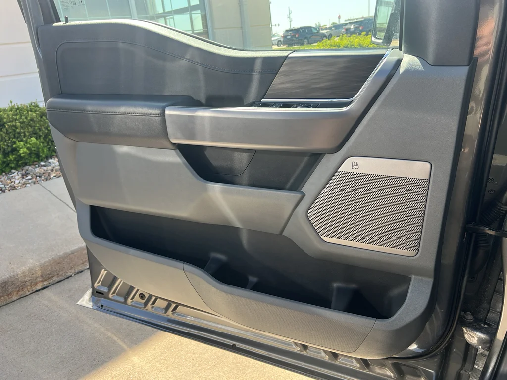 Used 2025 Carbonized Gray Metallic Ford LARIAT image 22