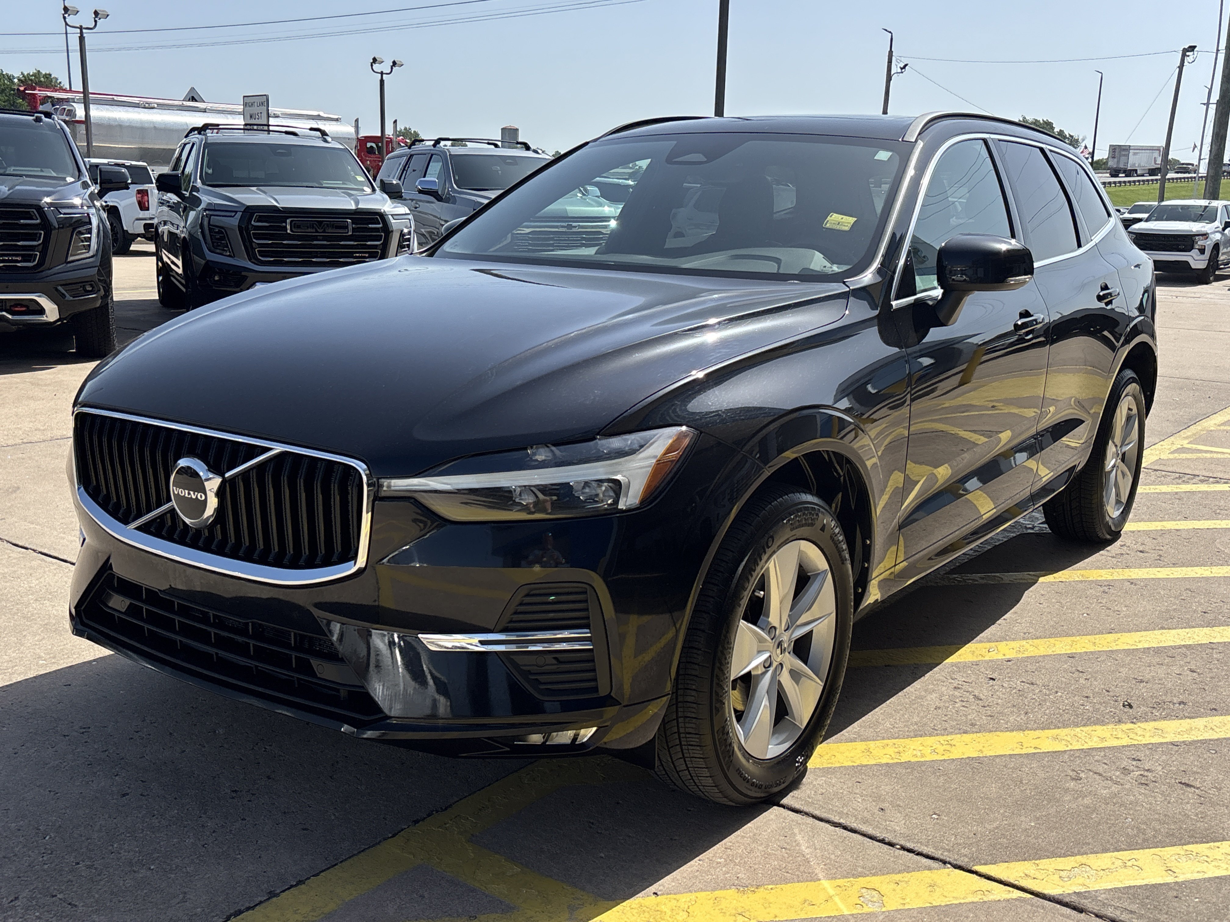 Used 2022 Onyx Black Metallic Volvo Momentum image 11