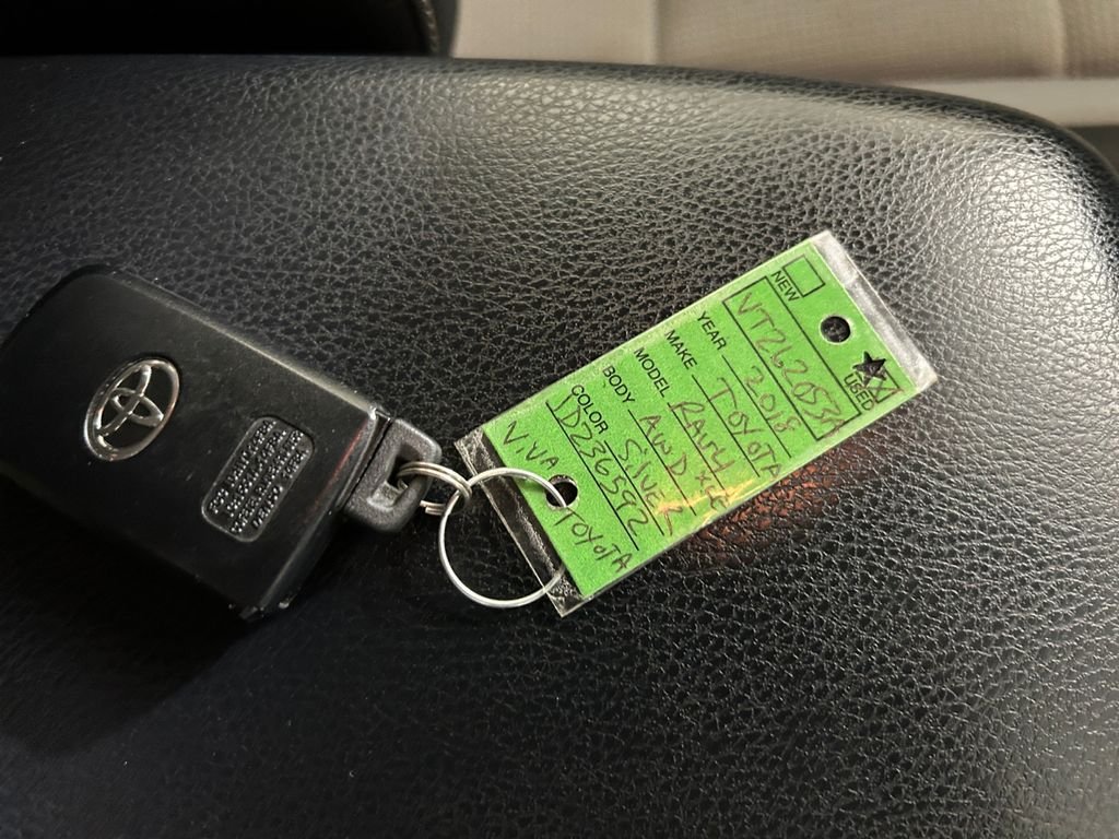 Used 2018 Silver Toyota XLE image 27