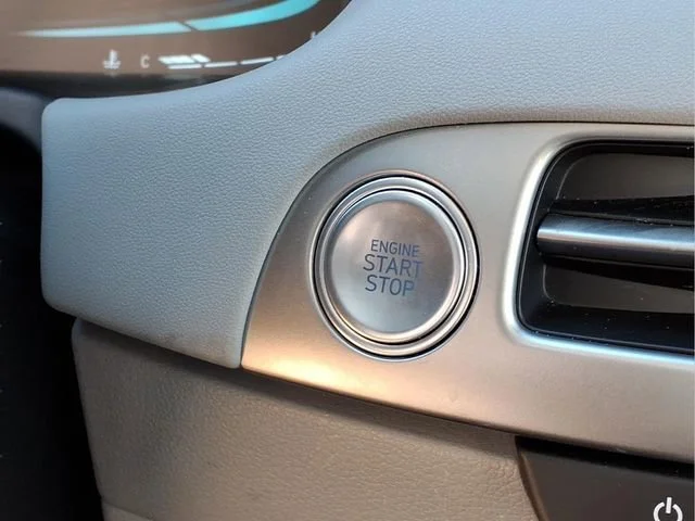 Used 2025  Hyundai SEL image 8