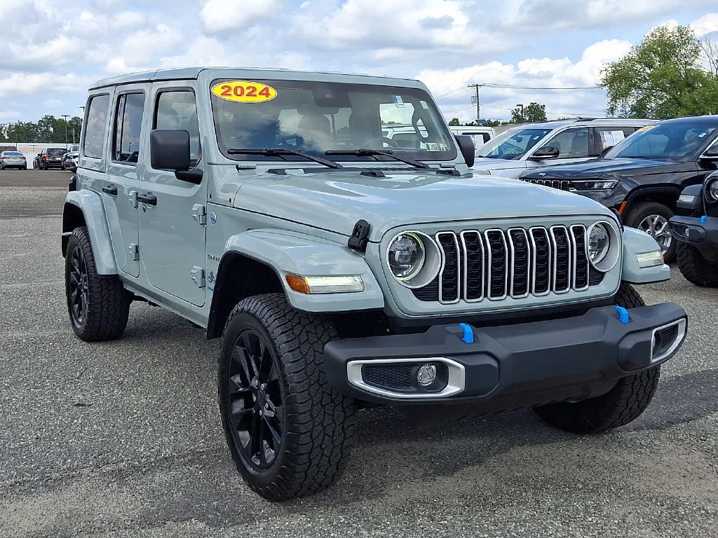 Used 2024 Earl Clearcoat Jeep Sahara image 2