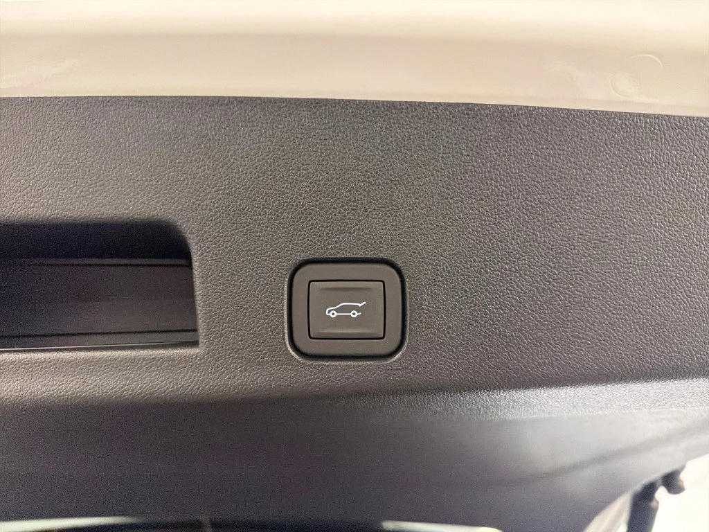 New 2027 Summit White GMC Elevation image 8