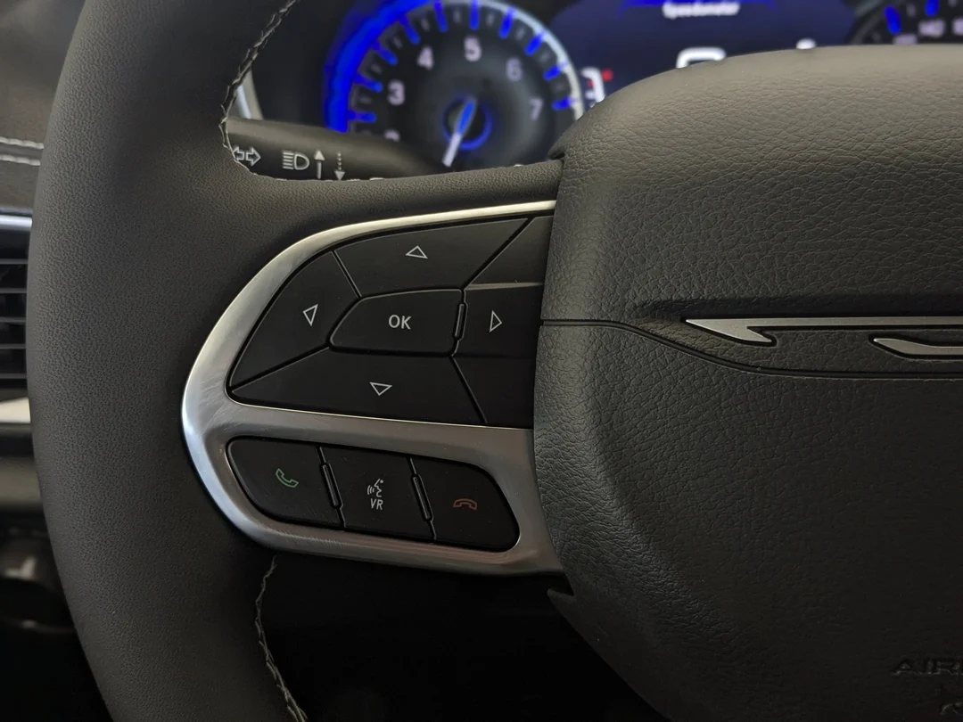 New 2027 White Chrysler Select - - FWD - Stow n Go Seating - Remote Start - Adaptive Cruise w/Stop&Go & More! image 17