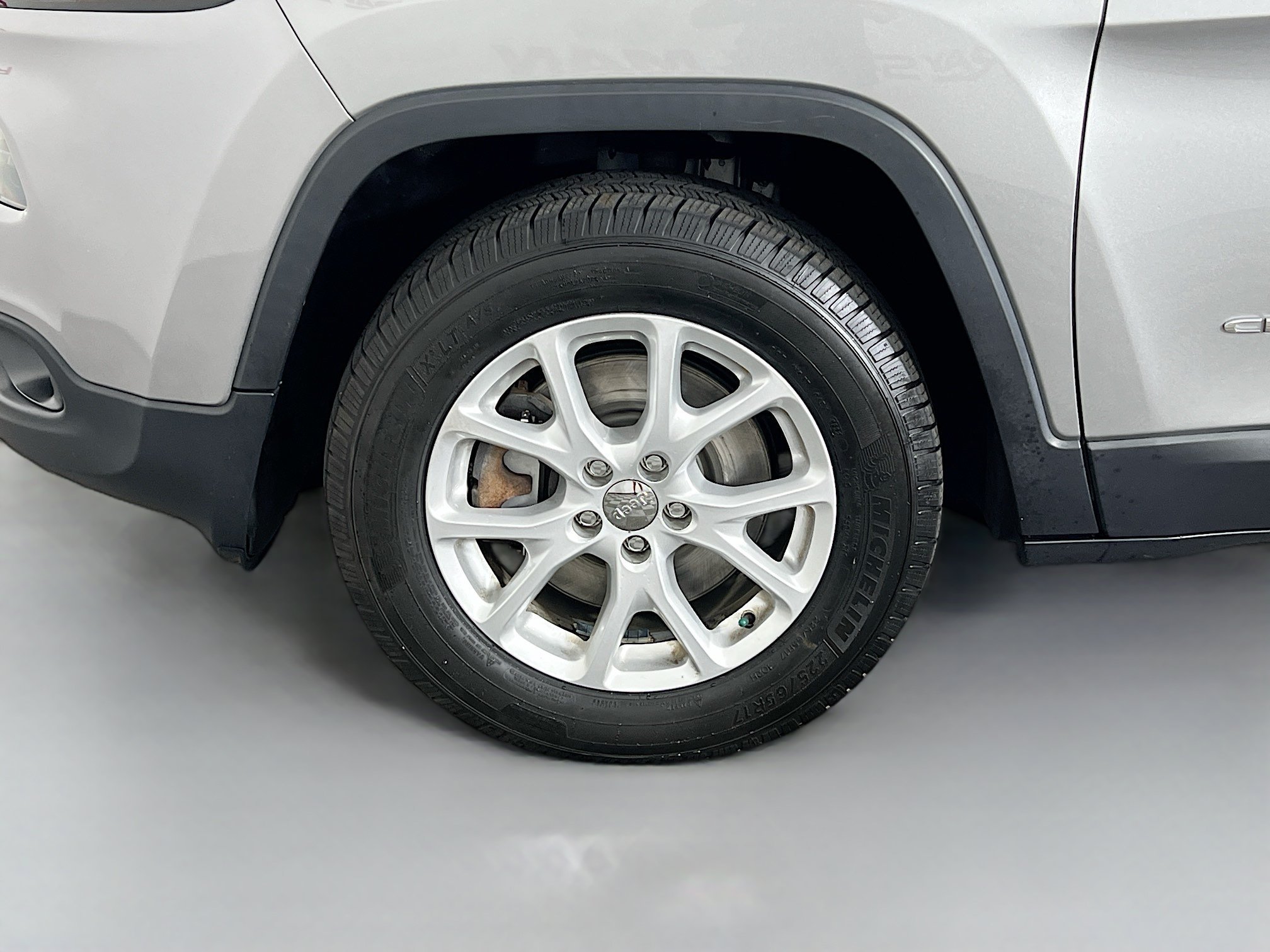 Used 2016 Billet Silver Metallic Clearcoat Jeep LATITUDE image 25
