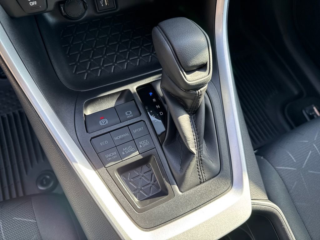 2025 Toyota RAV4 XLE - Photo 28