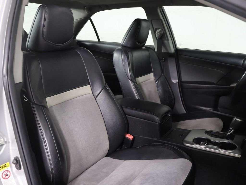 Used 2013 Silver Toyota SE image 26