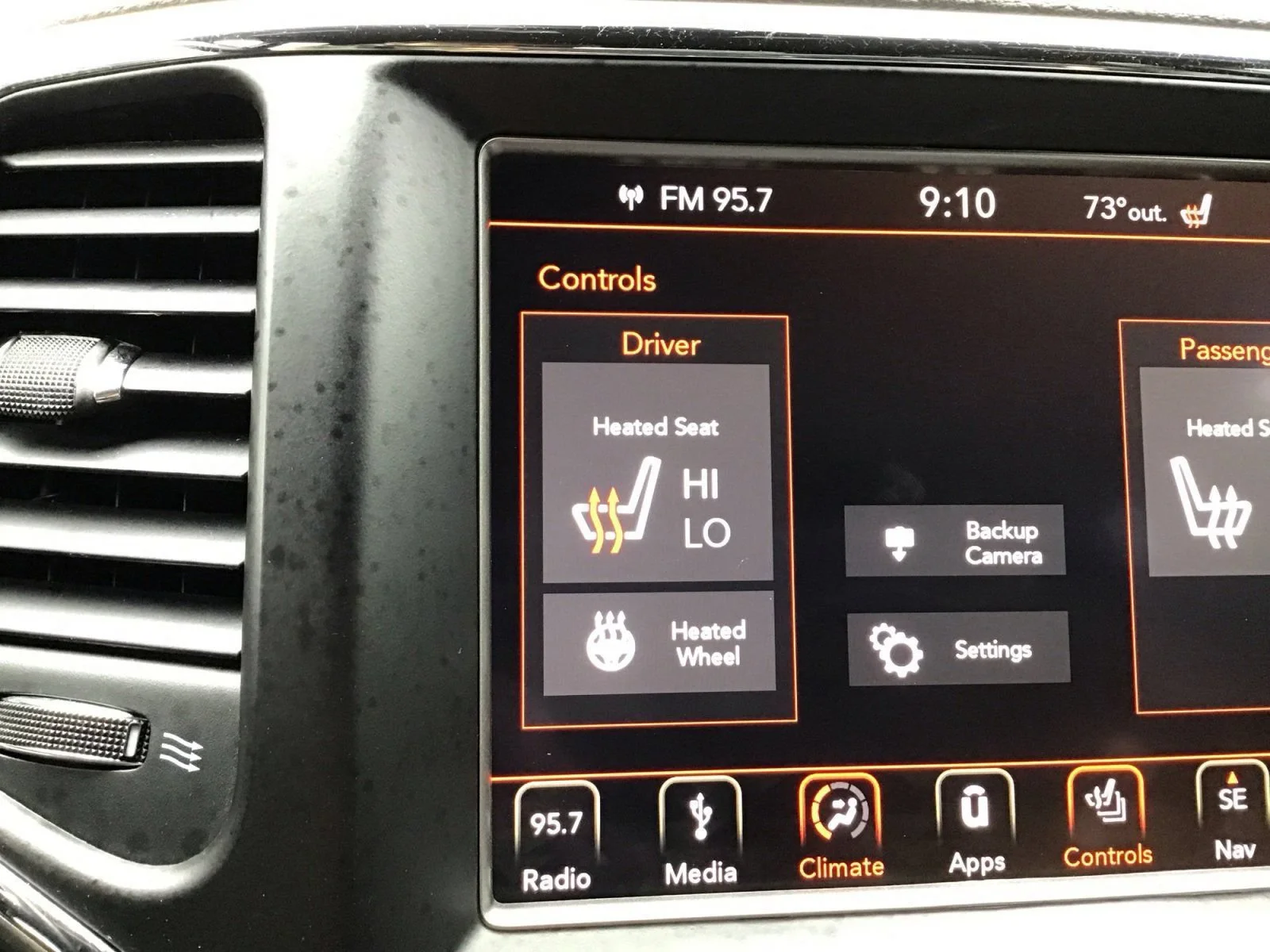 Used 2018 Diamond Black Crystal Pearlcoat Jeep Altitude image 24