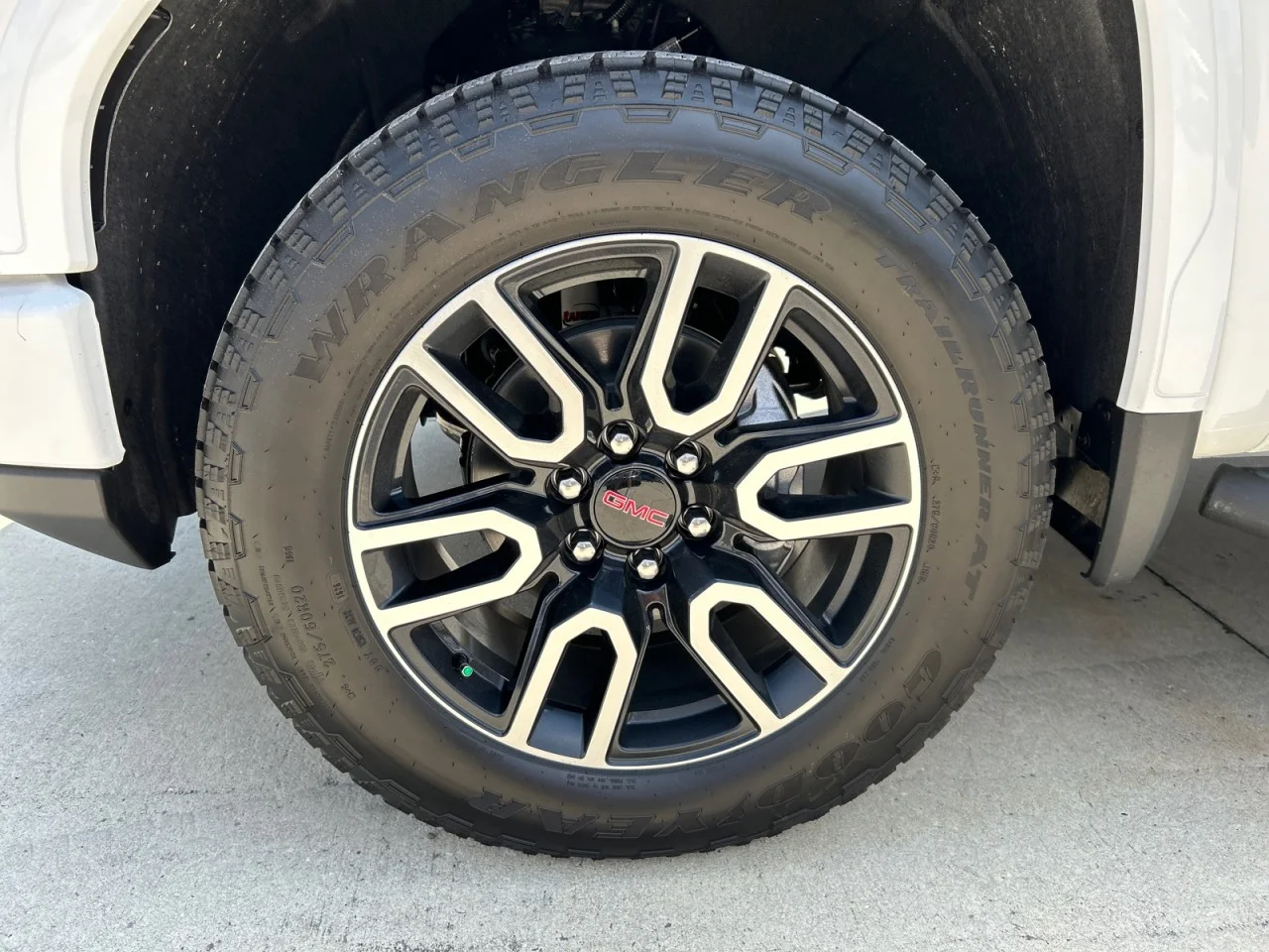 New 2026 Summit White GMC AT4 image 9