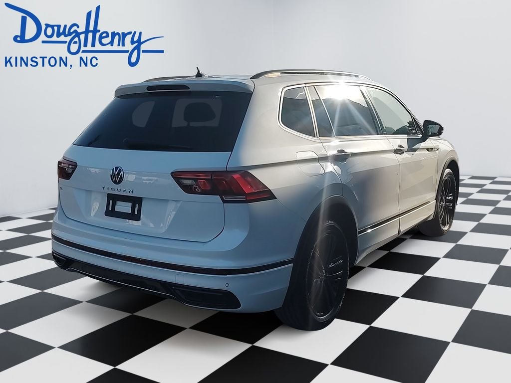 Used 2022  Volkswagen 2.0T SE R-Line Black image 5