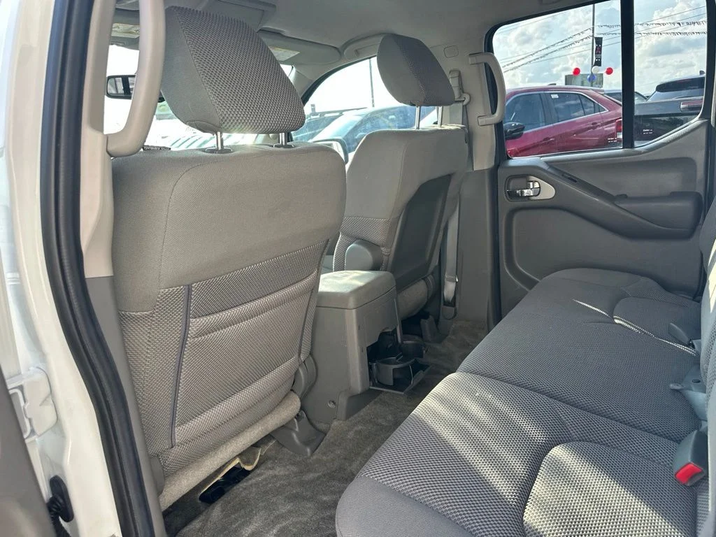 Used 2014 White Nissan SV image 25