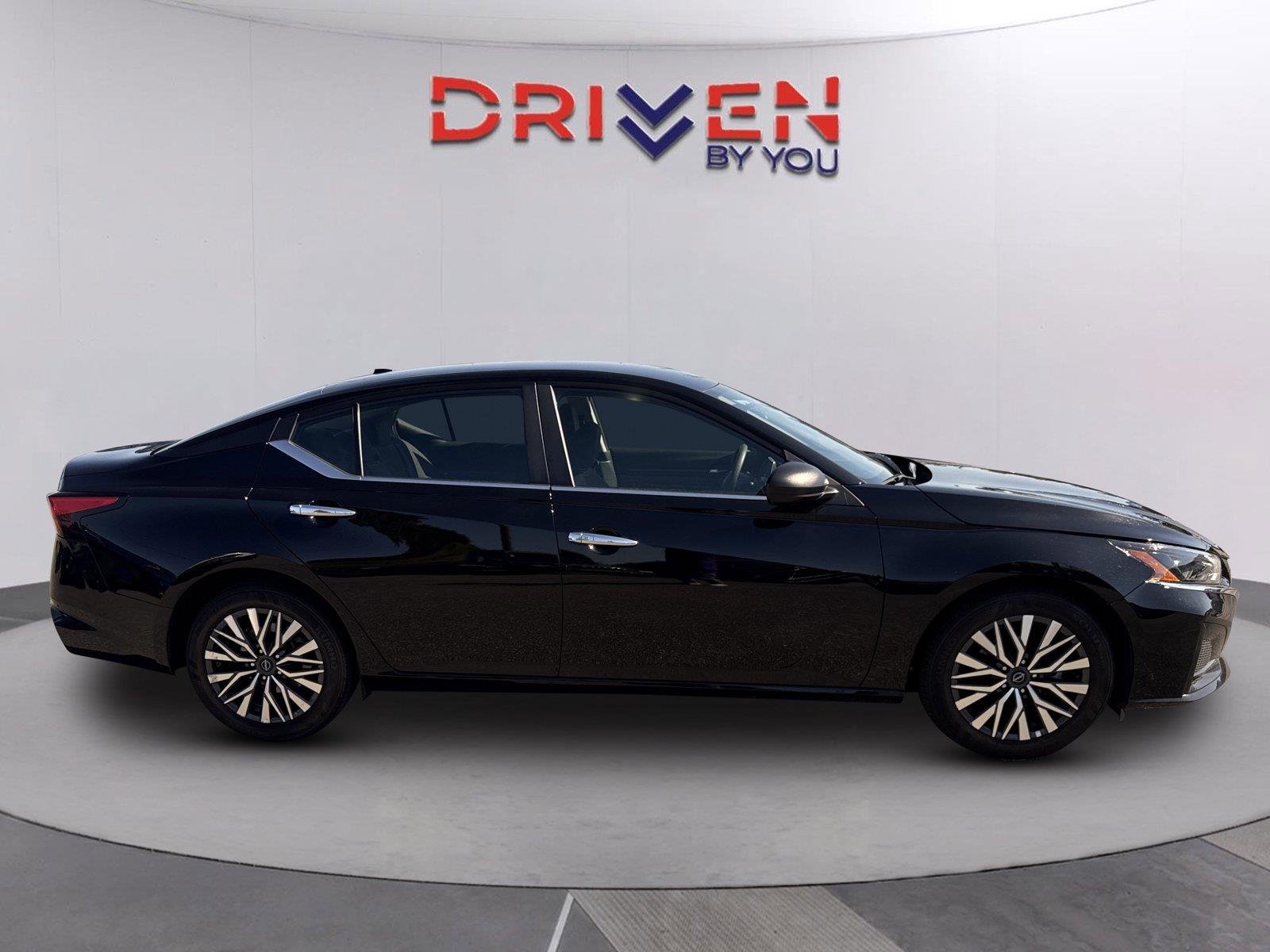 Used 2025 Super Black Nissan SV image 3