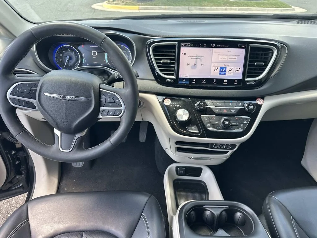 Used 2024 Black Chrysler Touring L image 18