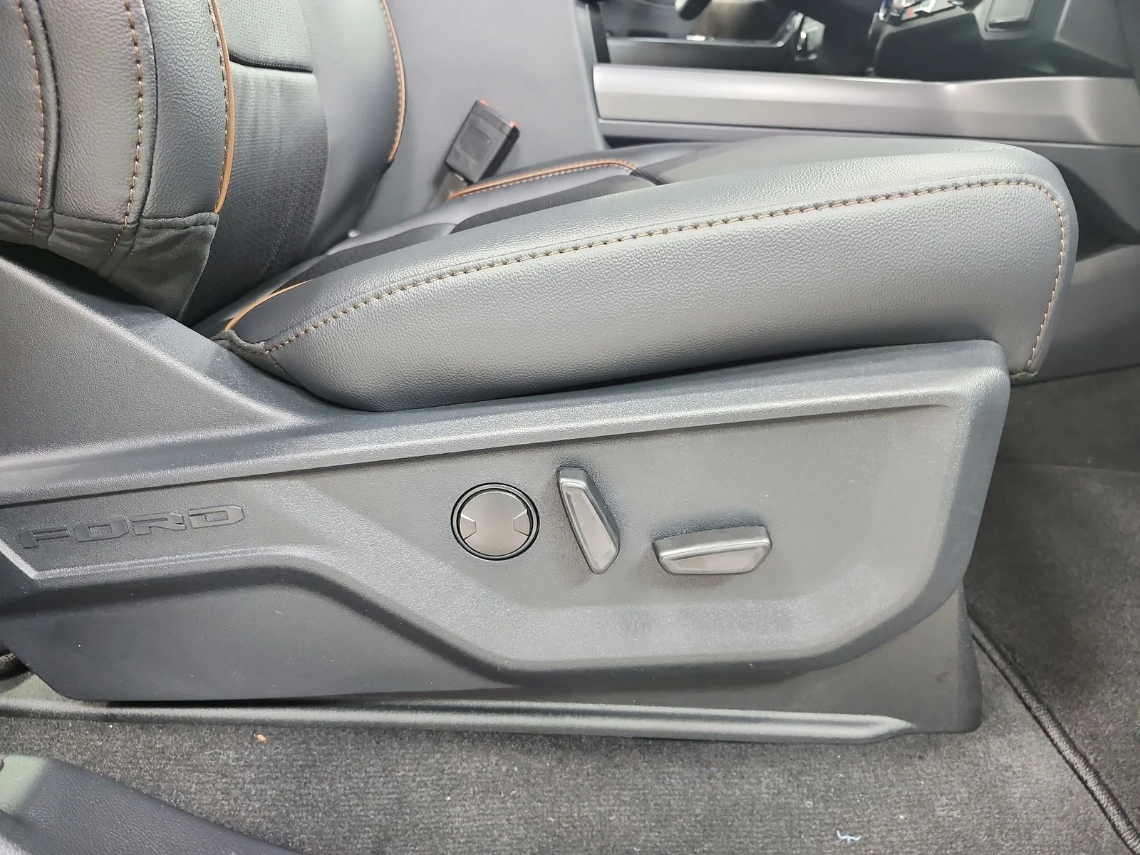 New 2026 Carbonized Gray Metallic Ford F-250® Lariat® image 43