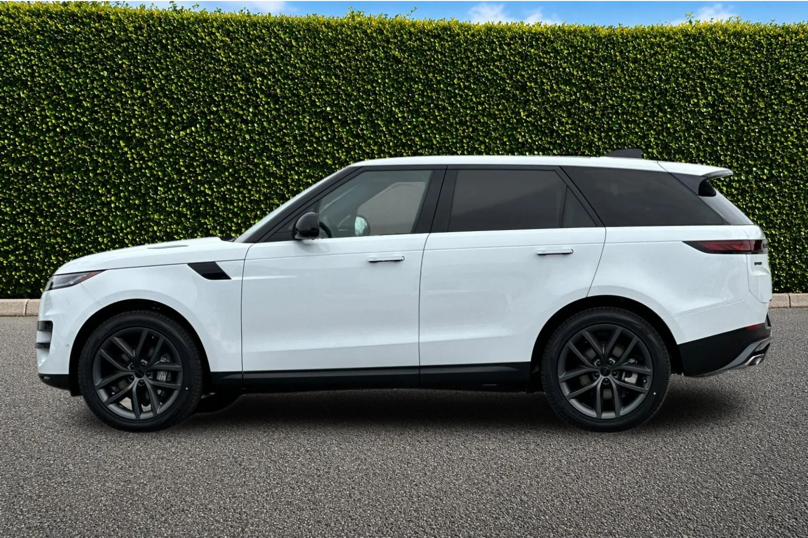 New 2026 Fuji White Land Rover SE image 3