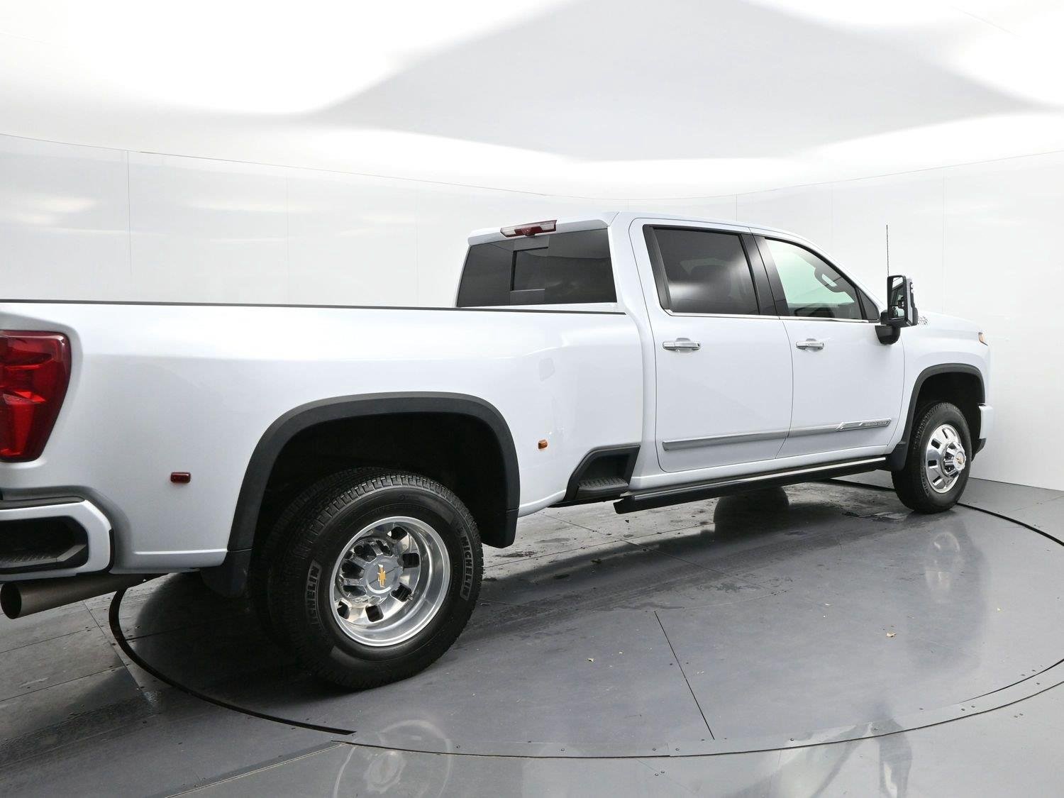 Used 2026 Polar White Tricoat Chevrolet High Country DRW image 7