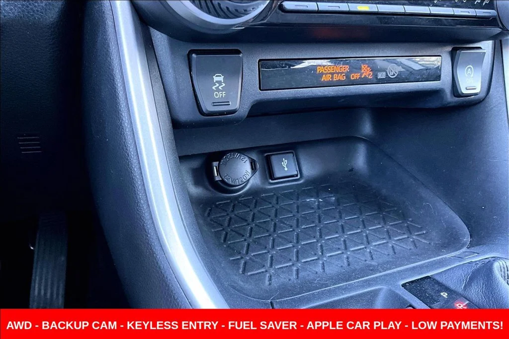 Used 2020 White Toyota XLE image 19