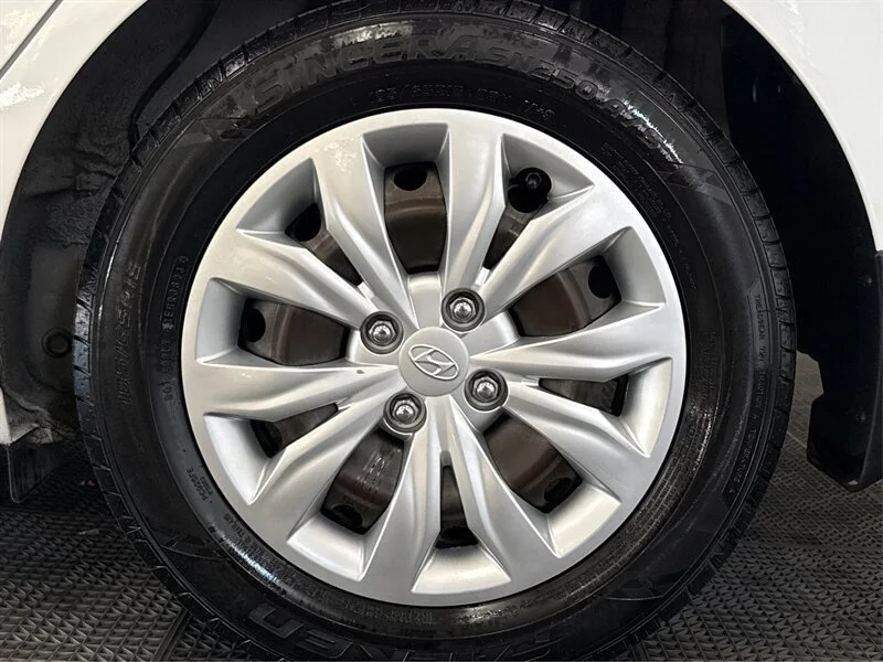 Used 2018 Frost White Pearl Hyundai SE image 16