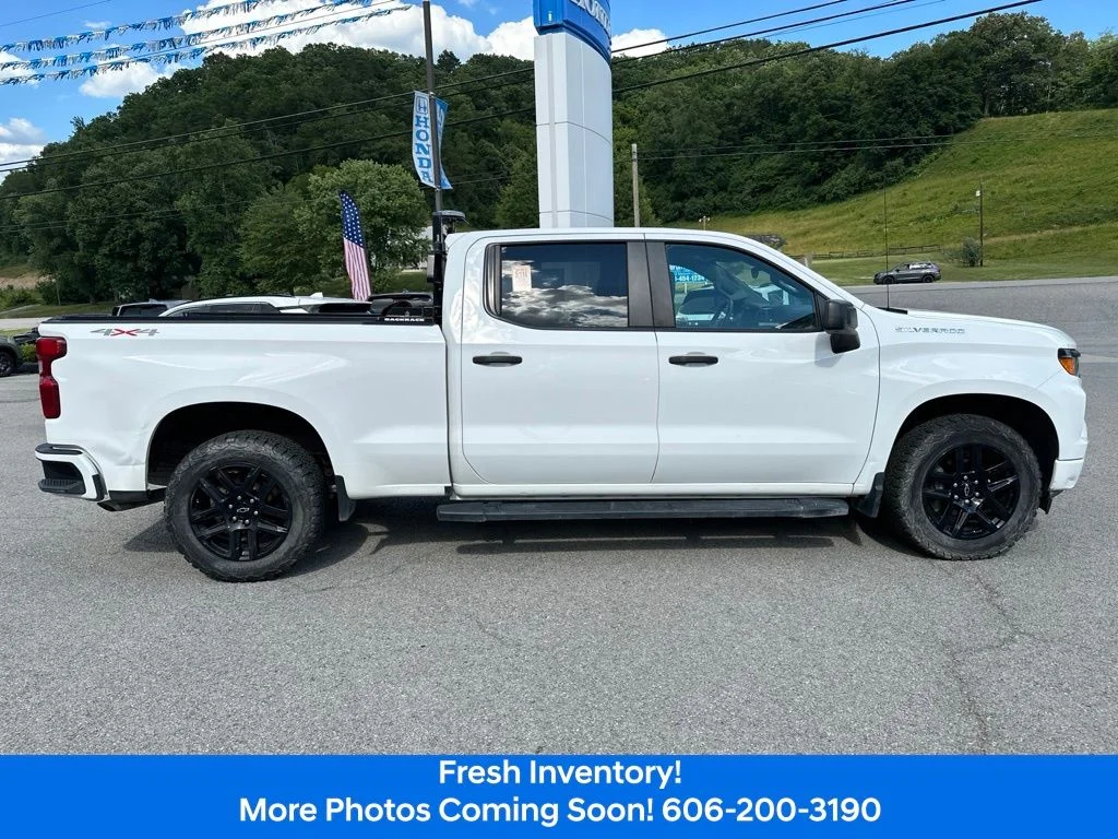 Used 2023  Chevrolet Custom image 6