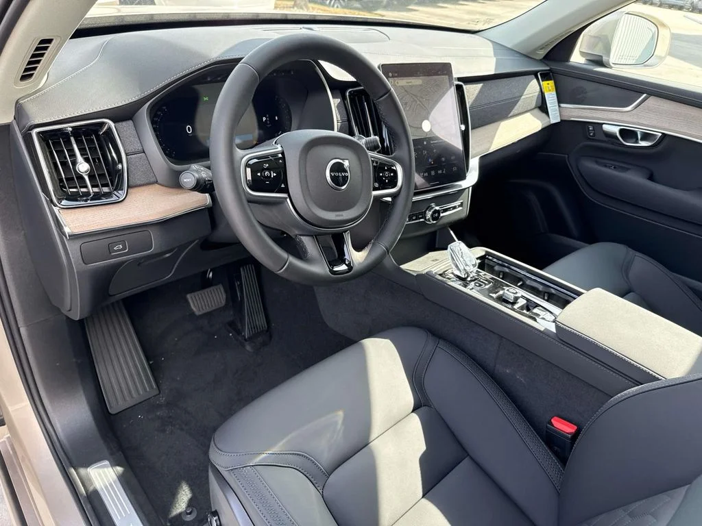 New 2026  Volvo B6 Plus 7-Seater image 25