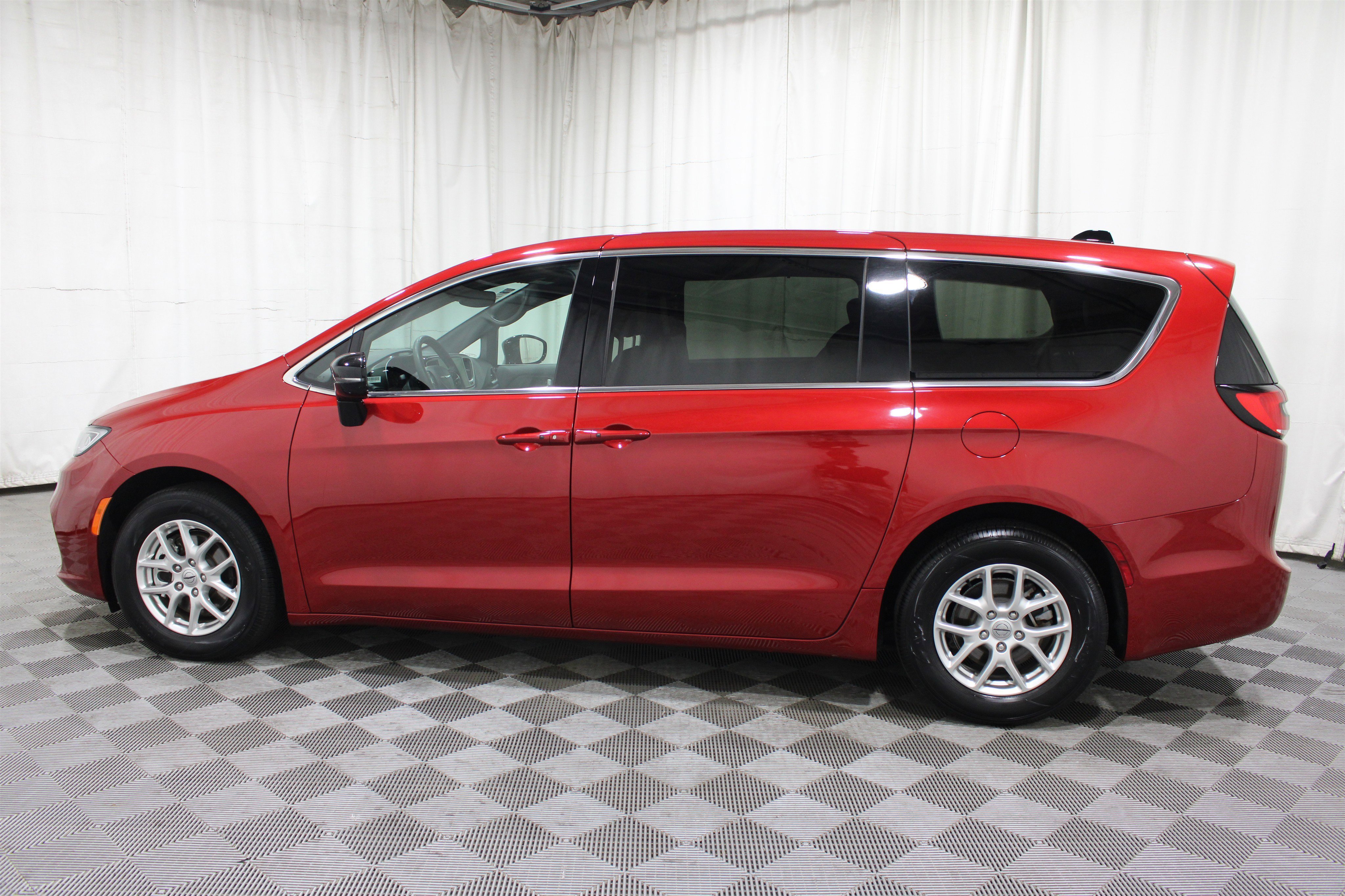 Used 2025 Red Hot Pearlcoat Chrysler Select image 33