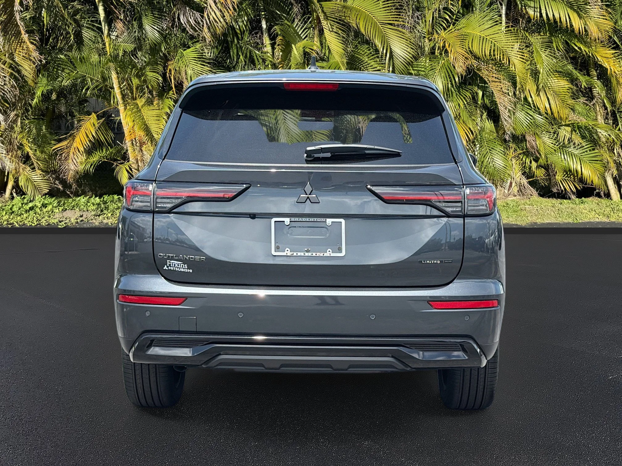 New 2026 Graphite Gray Mitsubishi LE 1.5T 2WD image 5