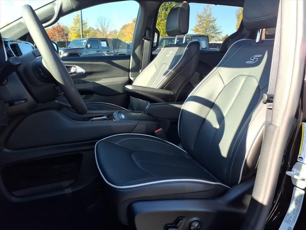 New 2026 Diamond Black Crystal Pearl-Coat Exterior Paint Chrysler Limited image 5
