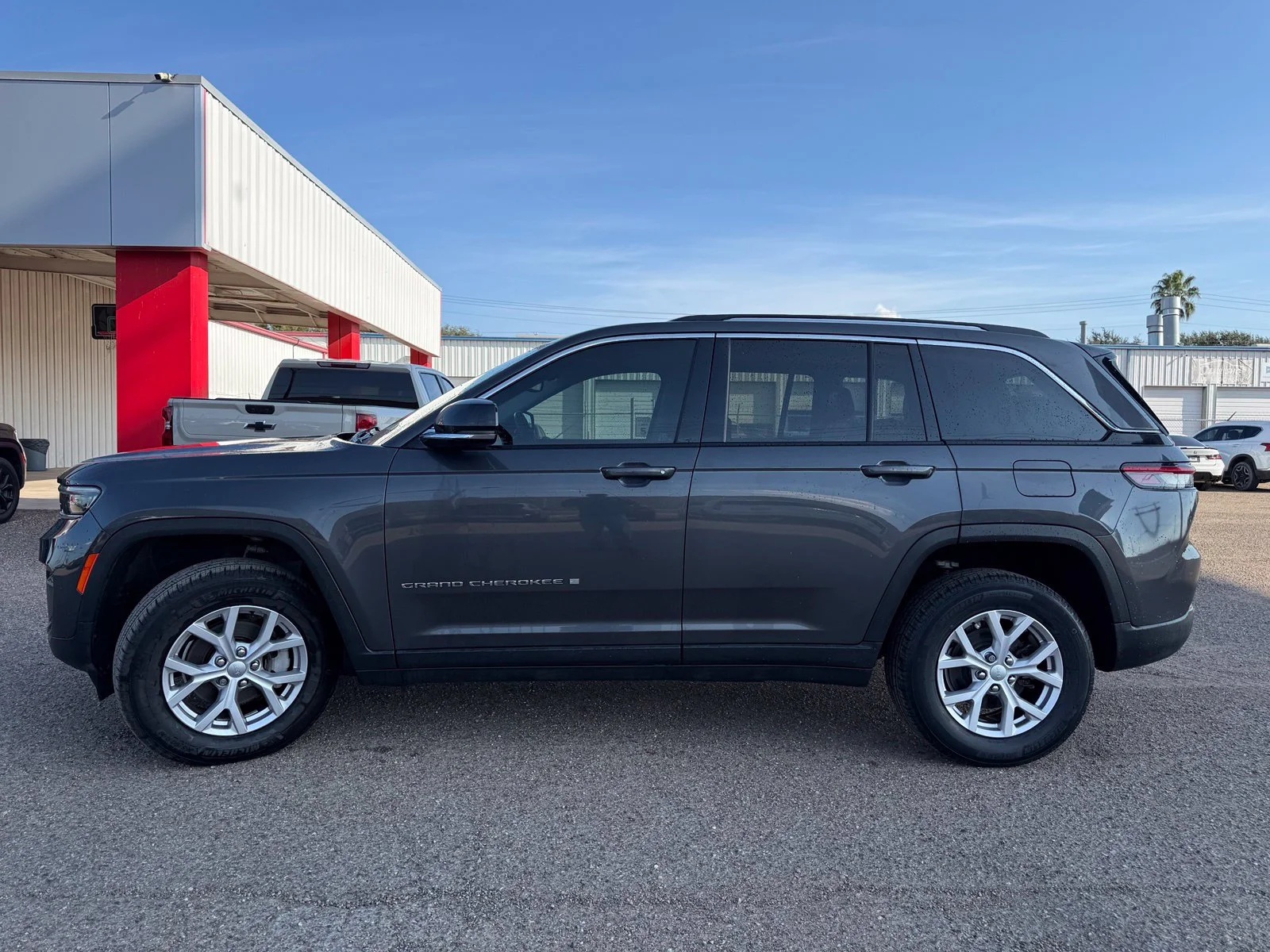 Used 2022 Gray Jeep Limited image 3