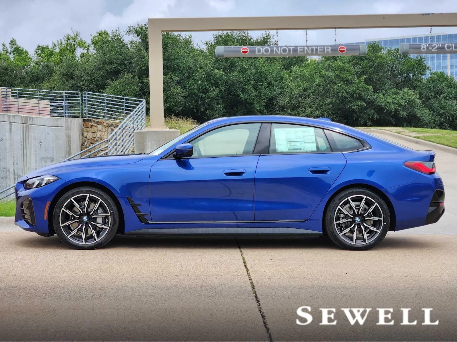 New 2026 Portimao Blue Metallic BMW xDrive40 image 2