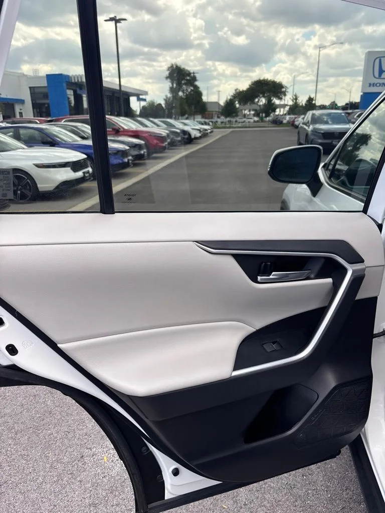 Used 2022 White Toyota XLE image 21