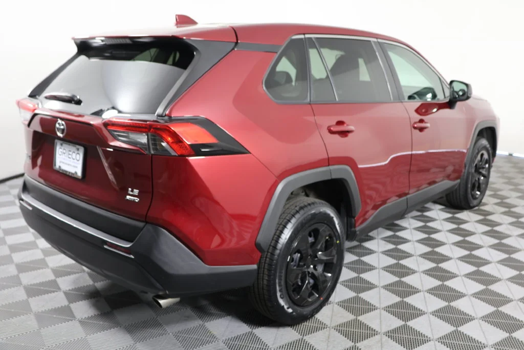 Used 2022 Pearl Toyota LE image 8