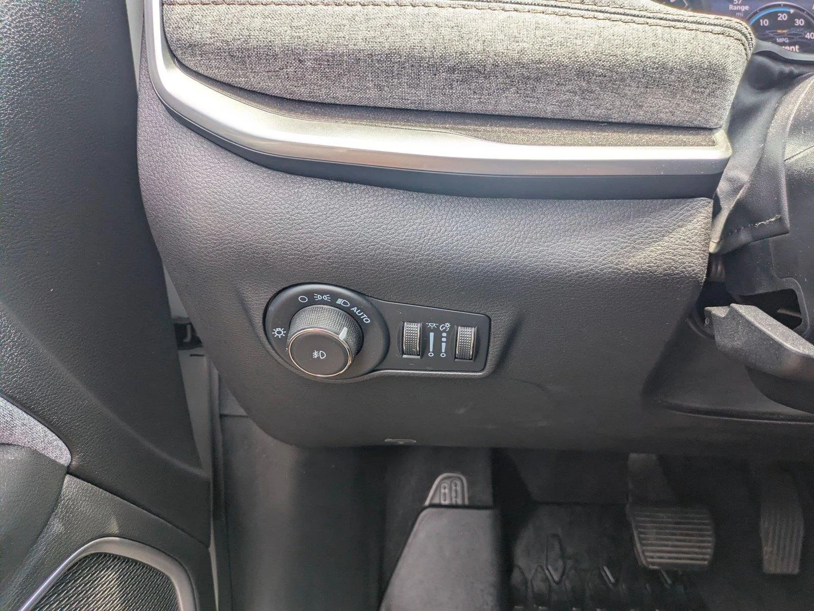 Used 2023 Bright White Clearcoat Jeep Latitude Lux image 16