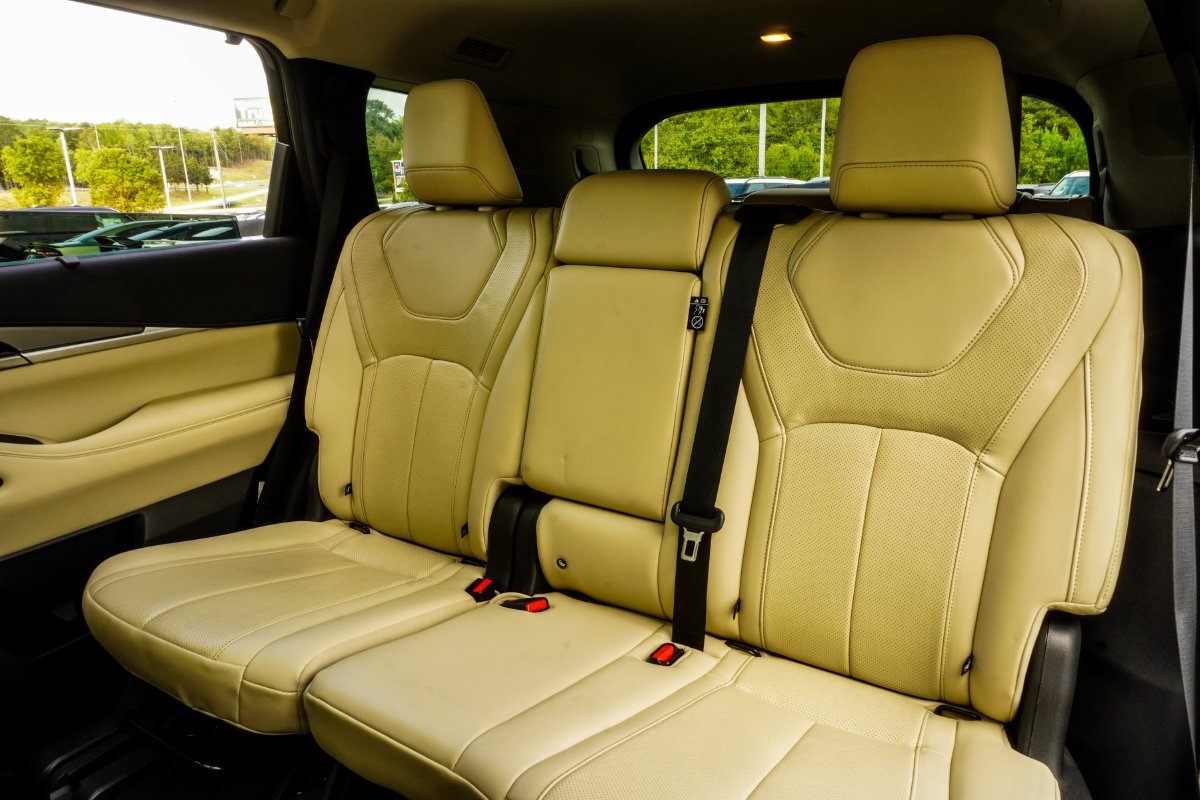 Used 2023 White INFINITI LUXE image 35