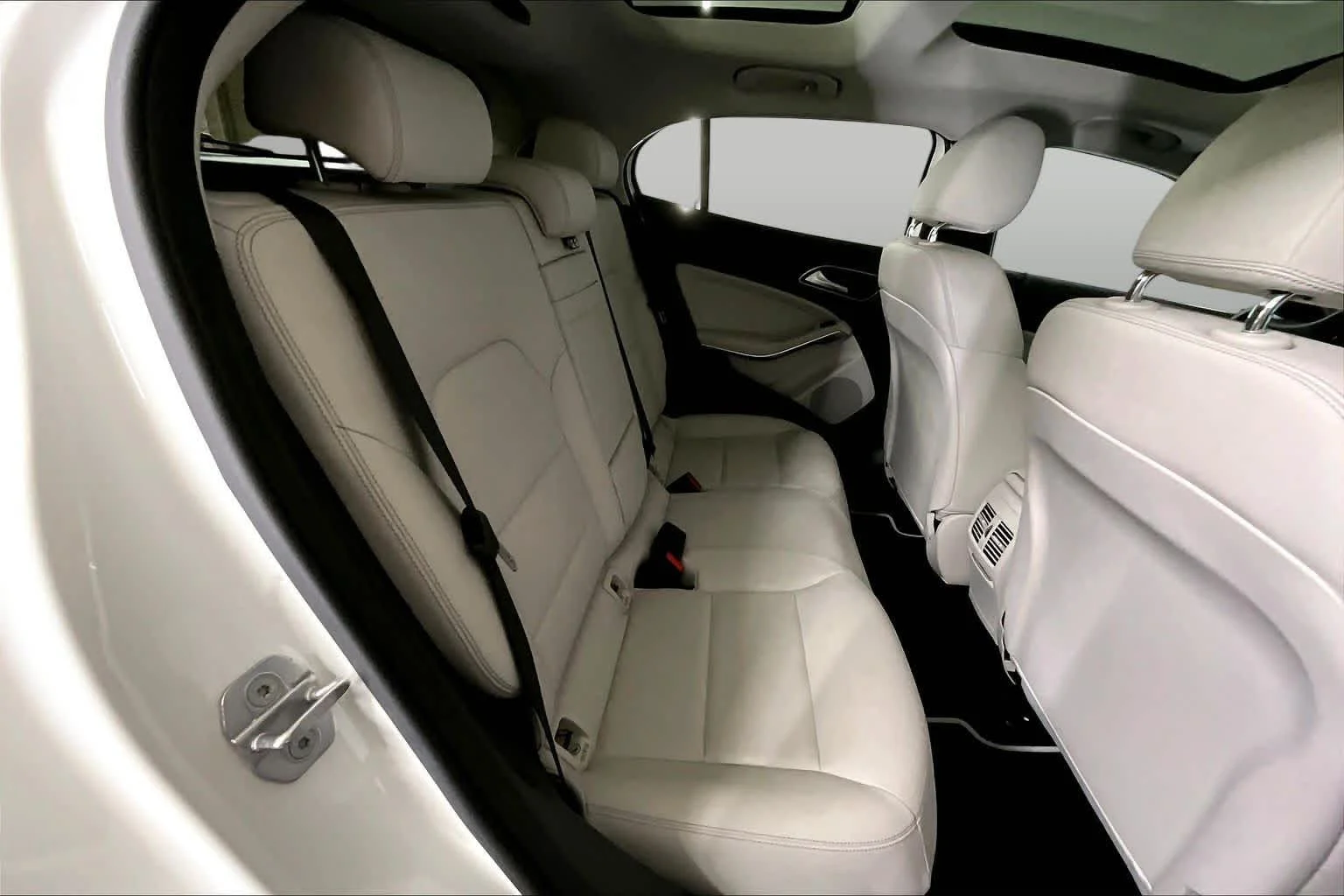 Used 2018 Polar White Mercedes-Benz GLA 250 image 20