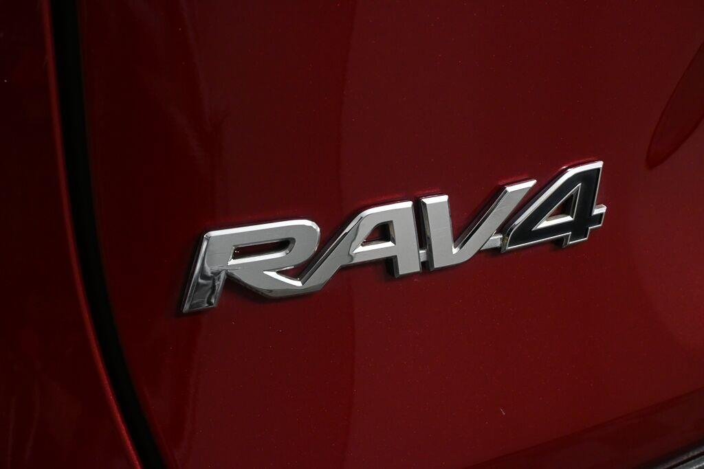 Used 2020 Ruby Flare Pearl TOYOTA XLE Premium image 27