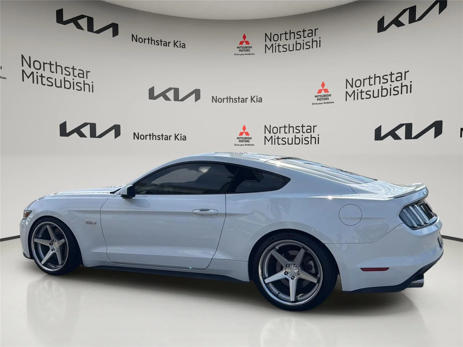 Used 2016 Oxford White Ford GT Premium image 4