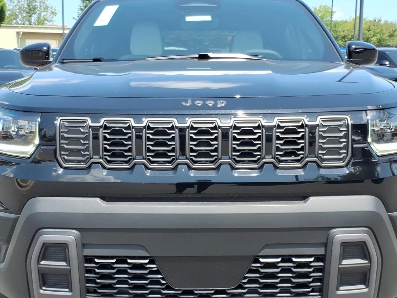 New 2026 Diamond Black Crystal Pearl-Coat Exterior Paint Jeep Laredo image 15