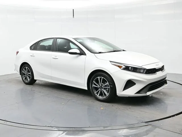 Used 2022 Snow White Pearl Kia LXS image 1