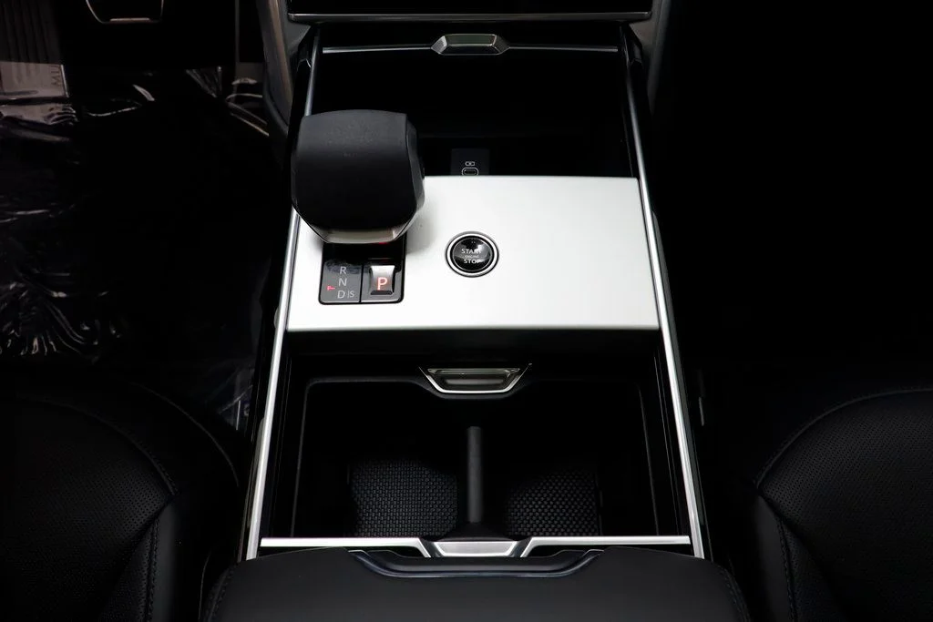 New 2025 Black Land Rover SE LWB 7 Passenger image 14