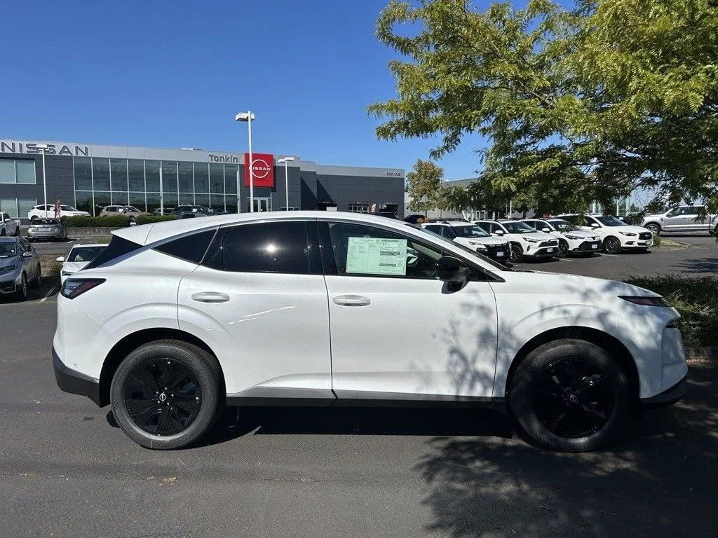 Used 2025 Everest White Pearl Tricoat Nissan SV image 4