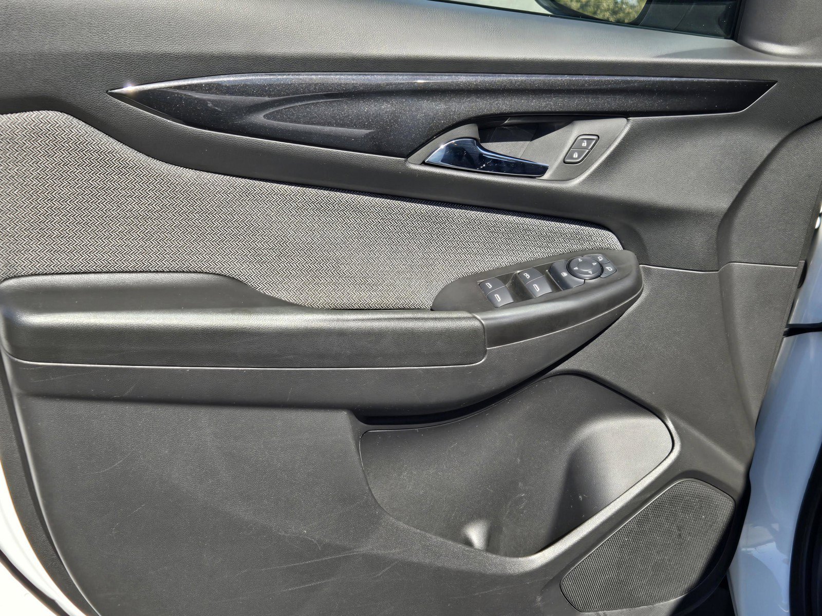 Used 2025 Summit White Chevrolet LT image 16