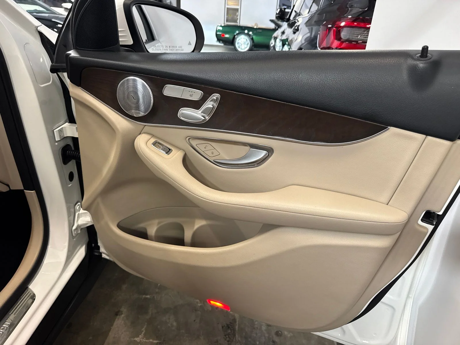 Used 2019 White Mercedes-Benz GLC 300 image 23