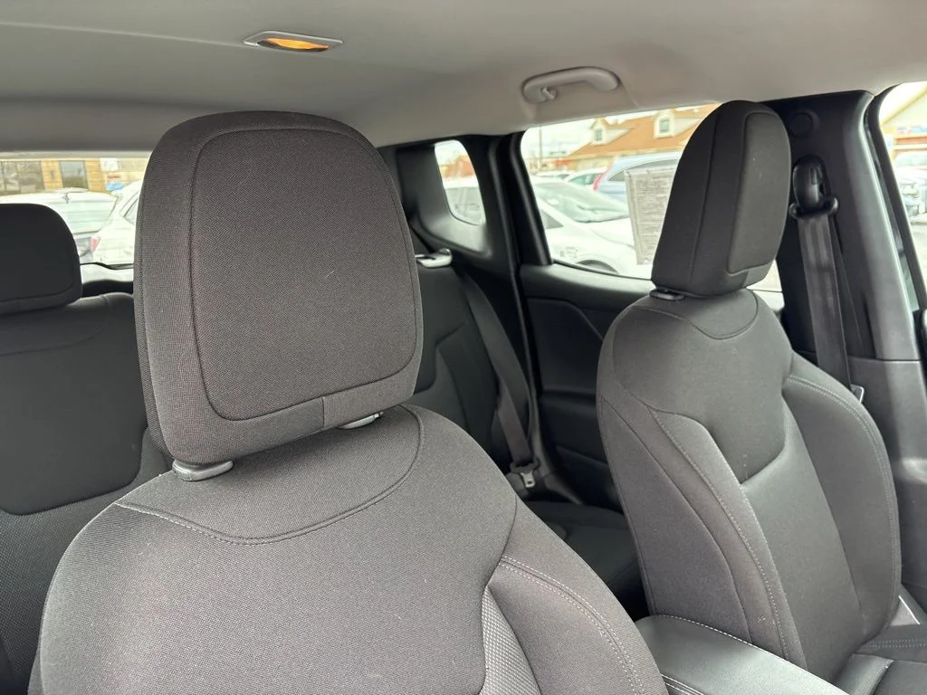 Used 2023 Black Clearcoat Jeep Latitude image 34