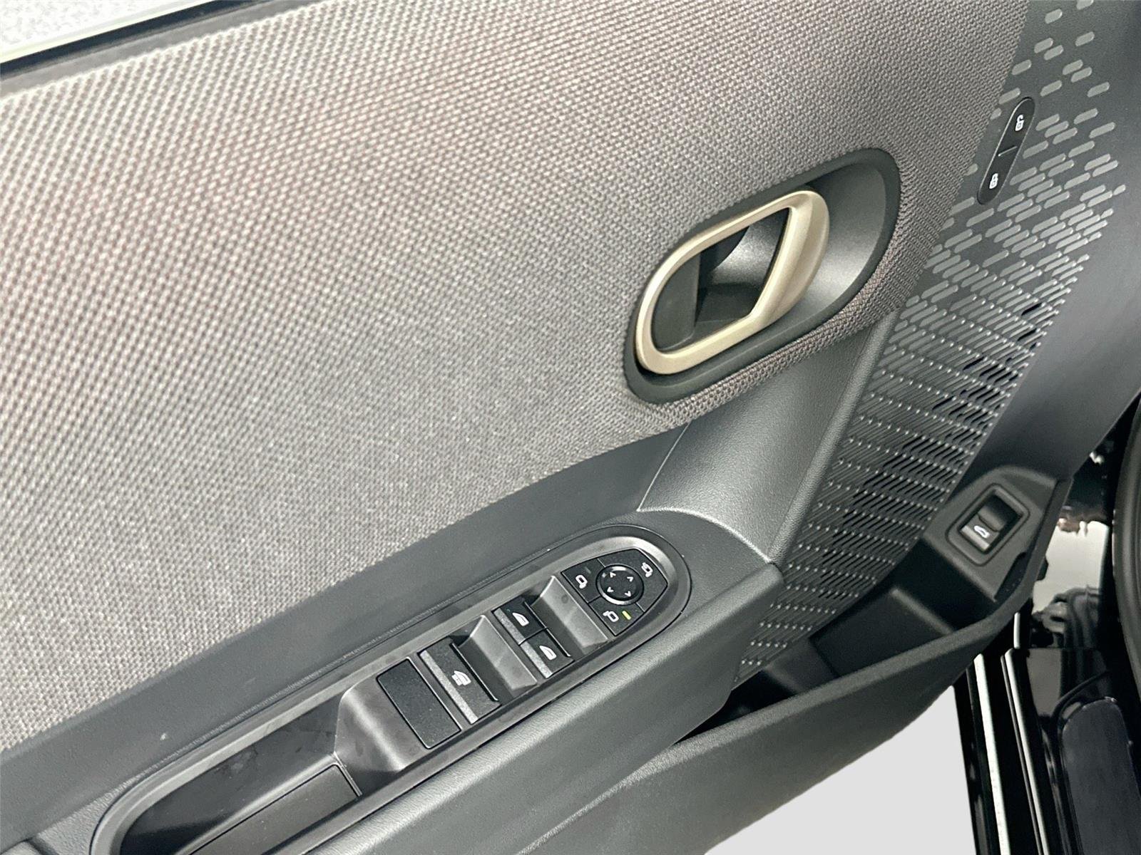 New 2026 Midnight Black II Metallic MINI Iconic image 17
