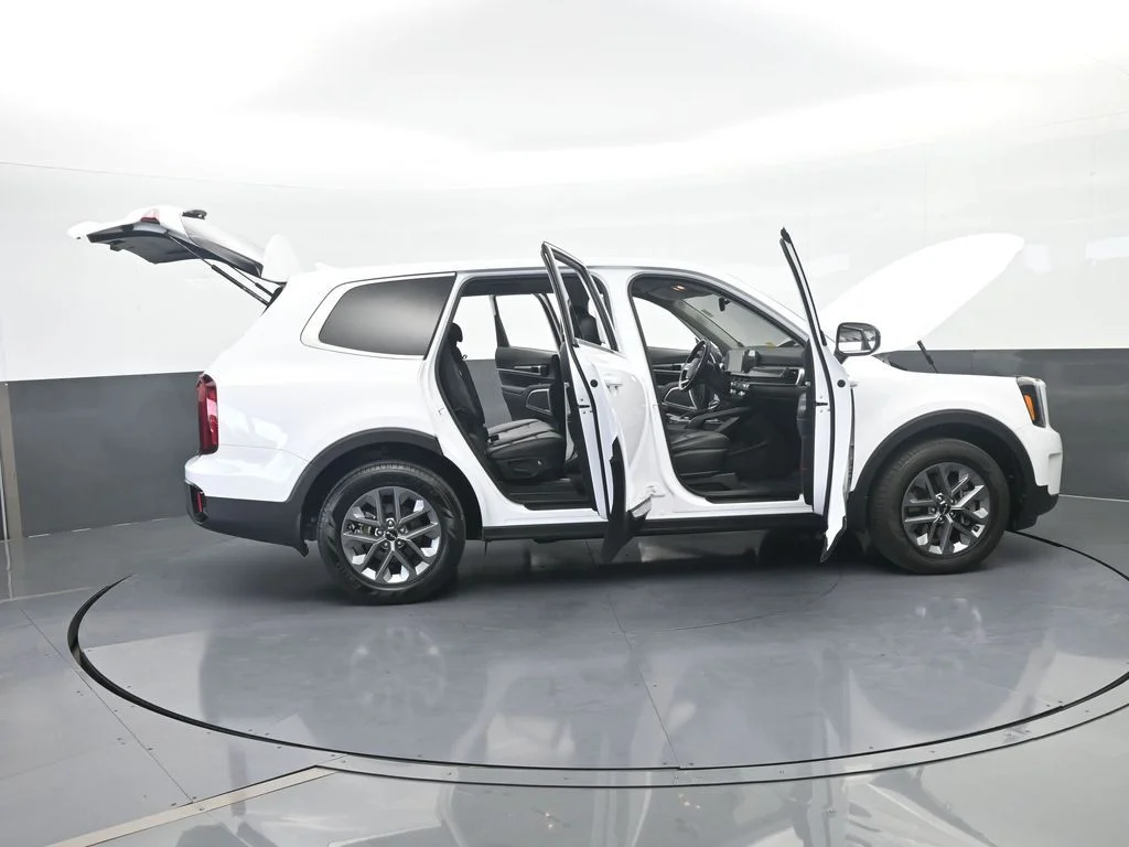 Used 2025 Glacial White Pearl Kia LX image 74