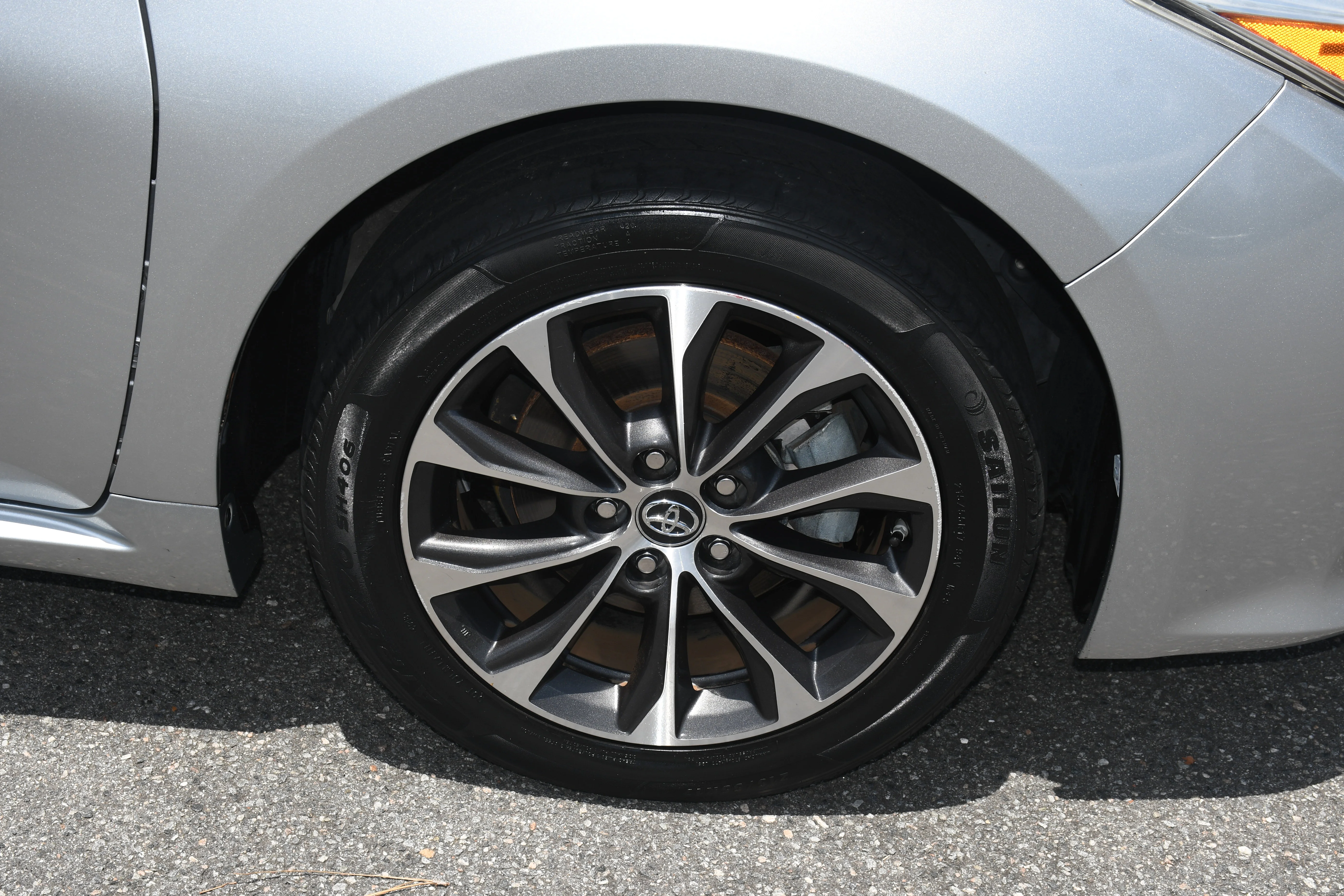 Used 2018 Silver Toyota XLE image 21