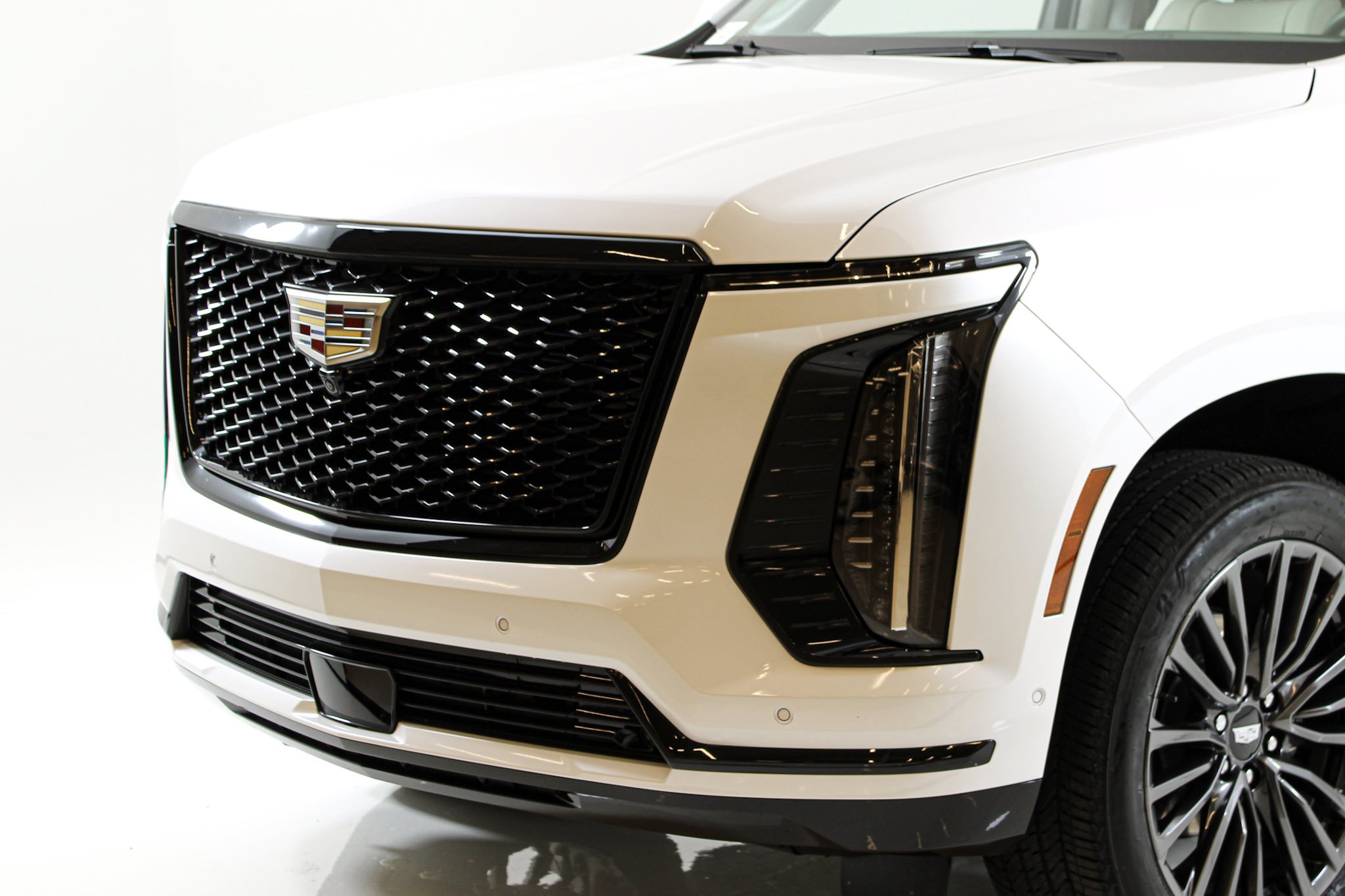 Used 2025 Crystal White Tricoat Cadillac Sport Platinum image 12