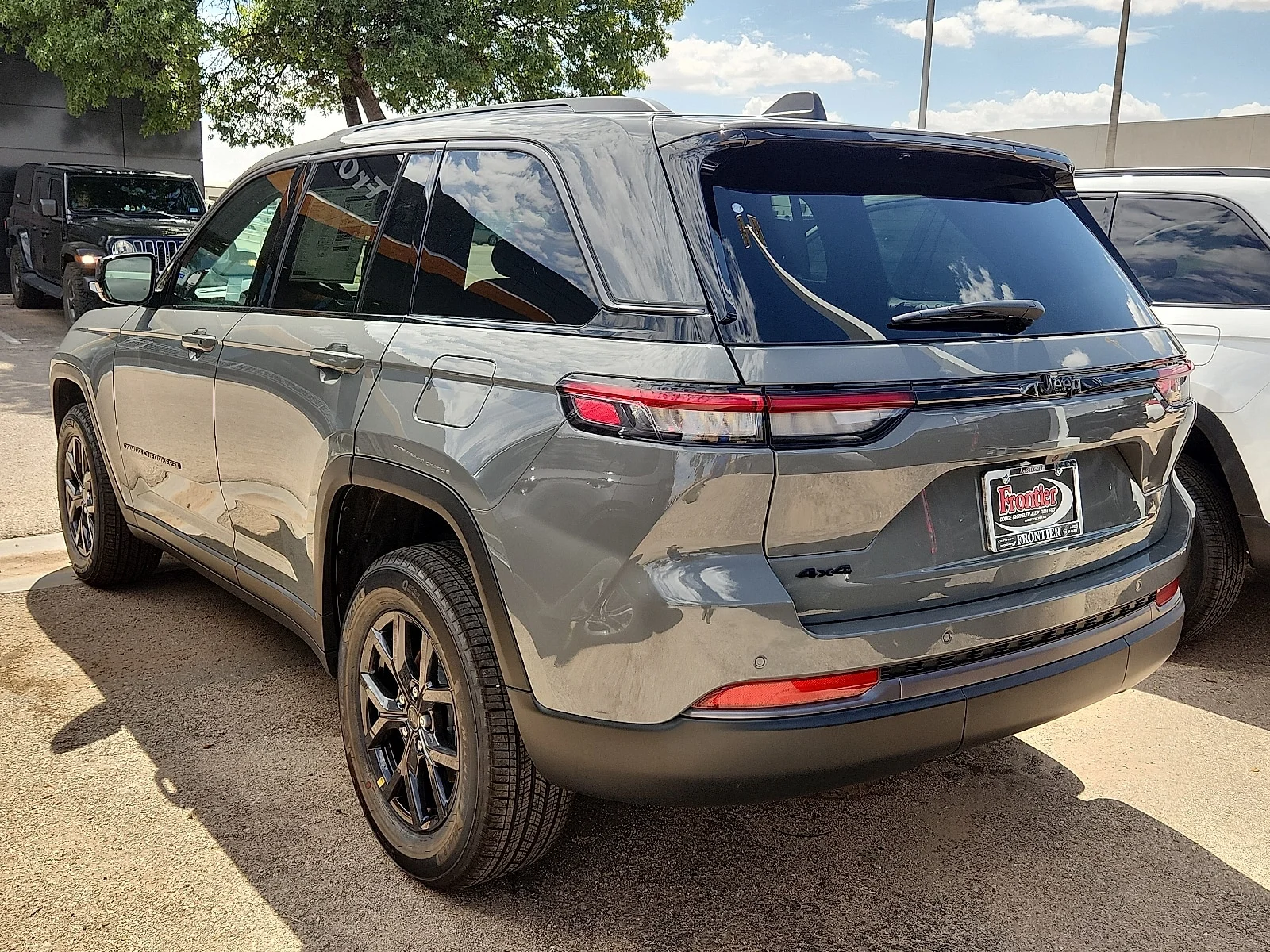 New 2027 Sting-Gray Clear-Coat Paint Jeep LAREDO ALTITUDE 4X4 image 2