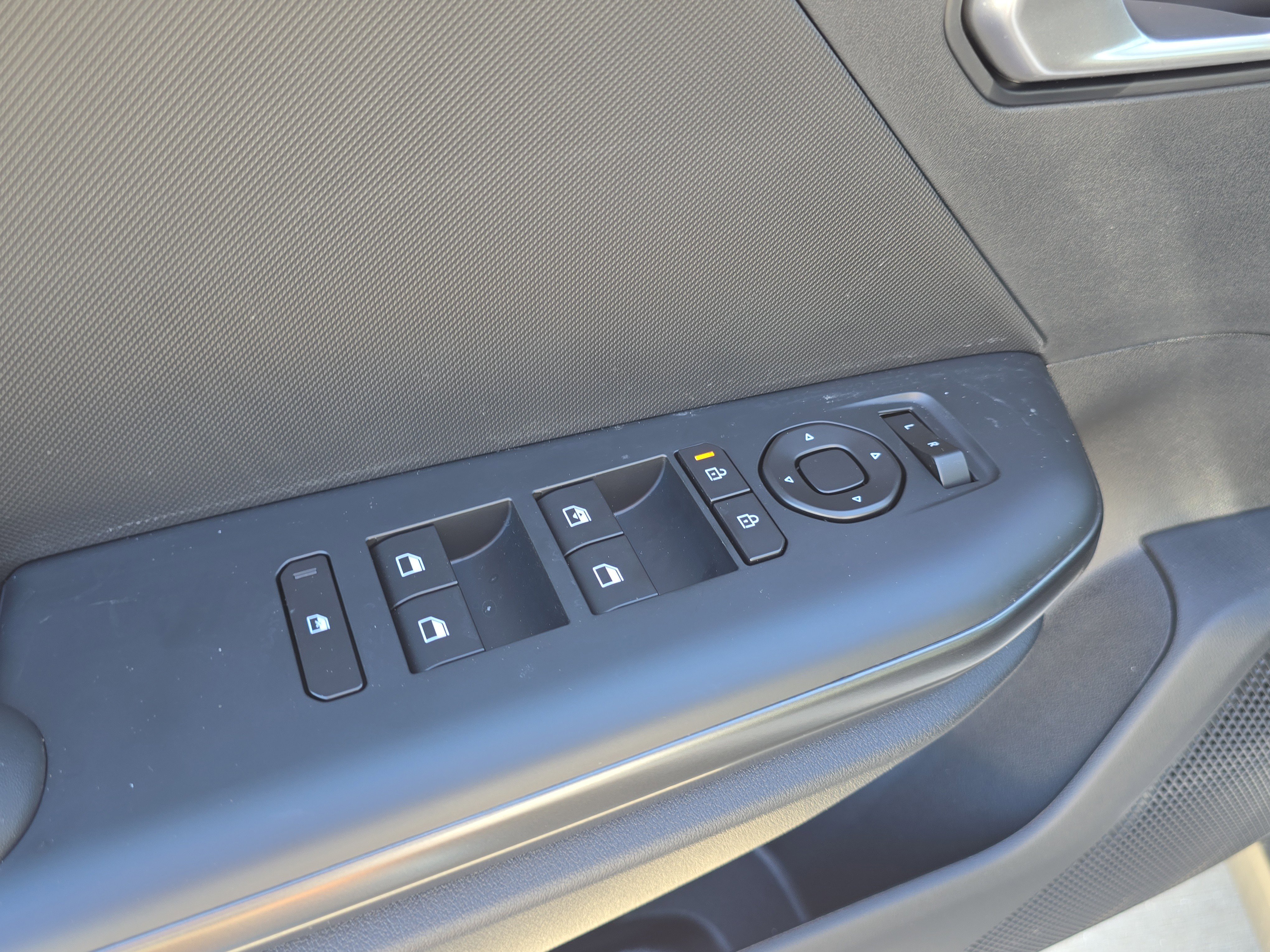 New 2026 Snow White Pearl Kia LXS image 18